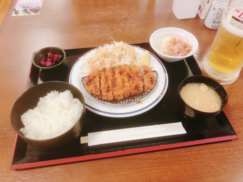 いつもの特大生とロースカツ定食