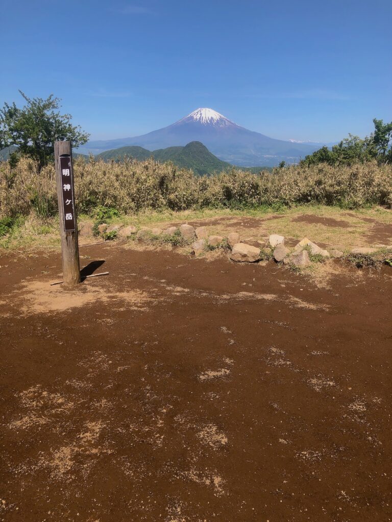 富士山の手前に見えるのが金時山です