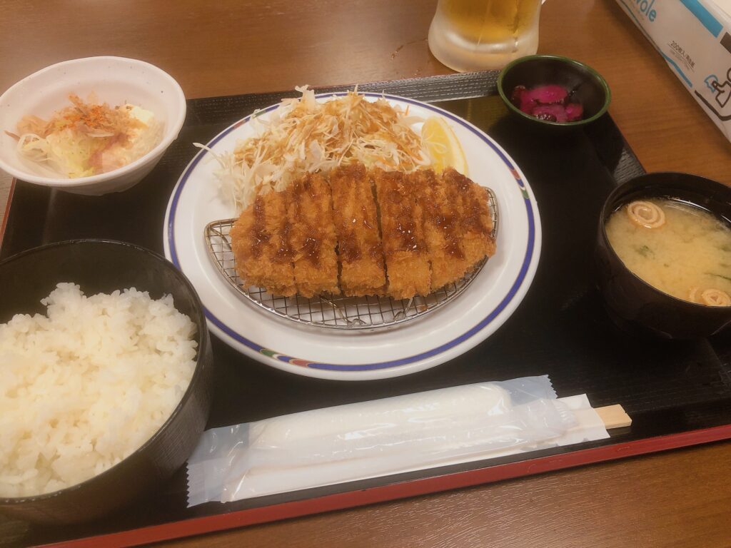 いつもの特大ビールとロースカツ定食