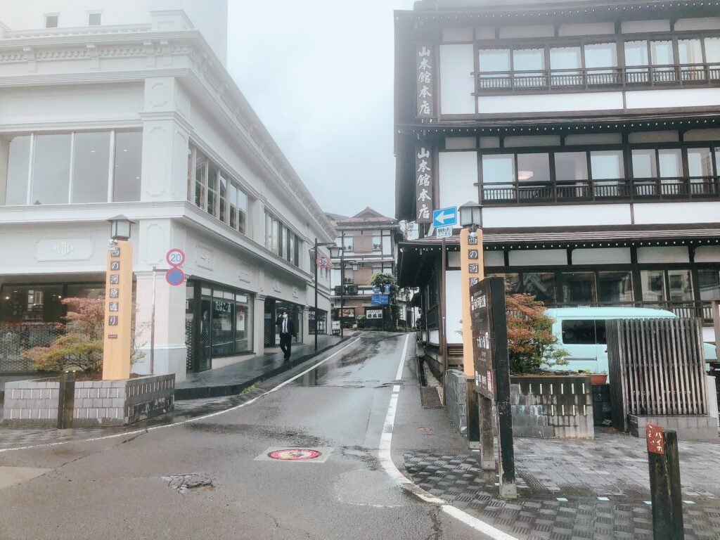 お店がたくさんある西の河原通りを散歩します