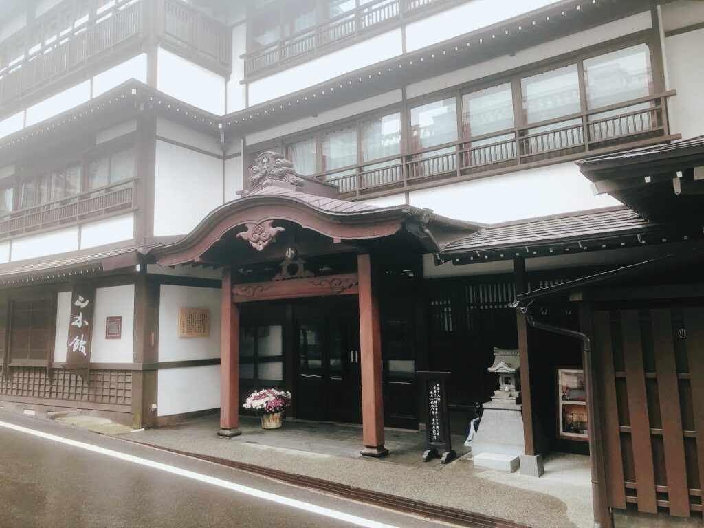 すごい古い老舗の旅館です