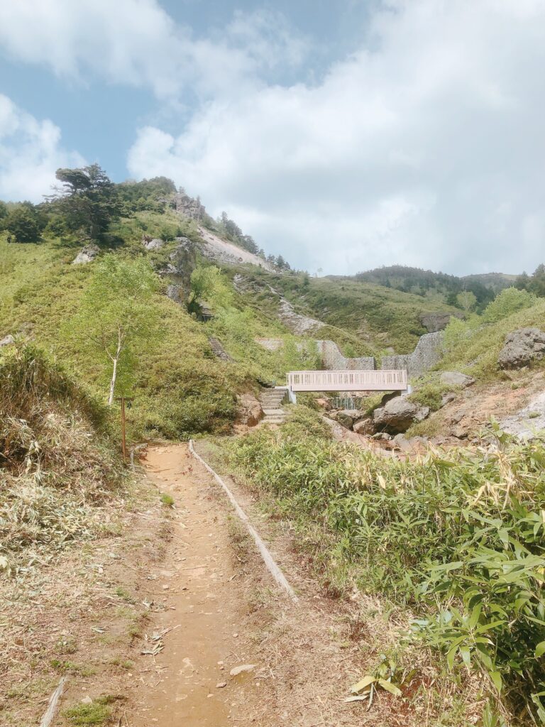 山道を歩いて「万座温泉展望台」まで散歩します