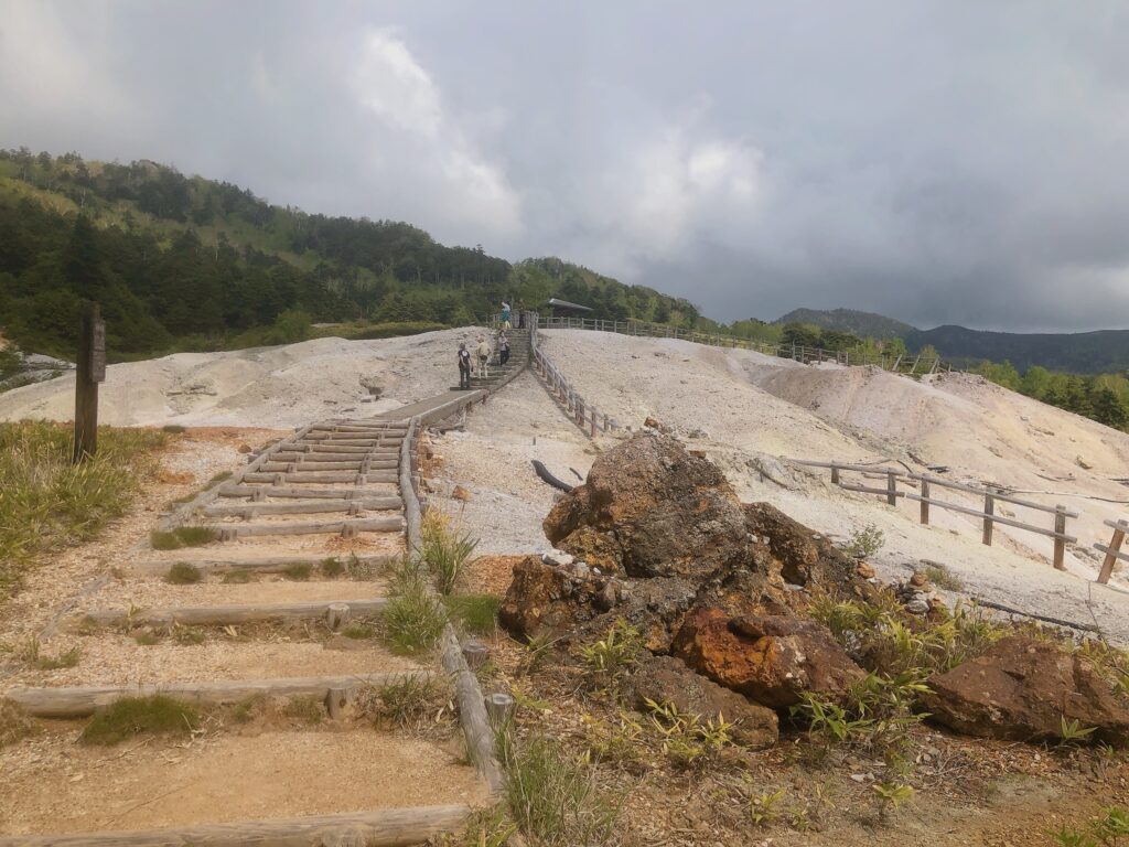 万座温泉展望台まであと少し