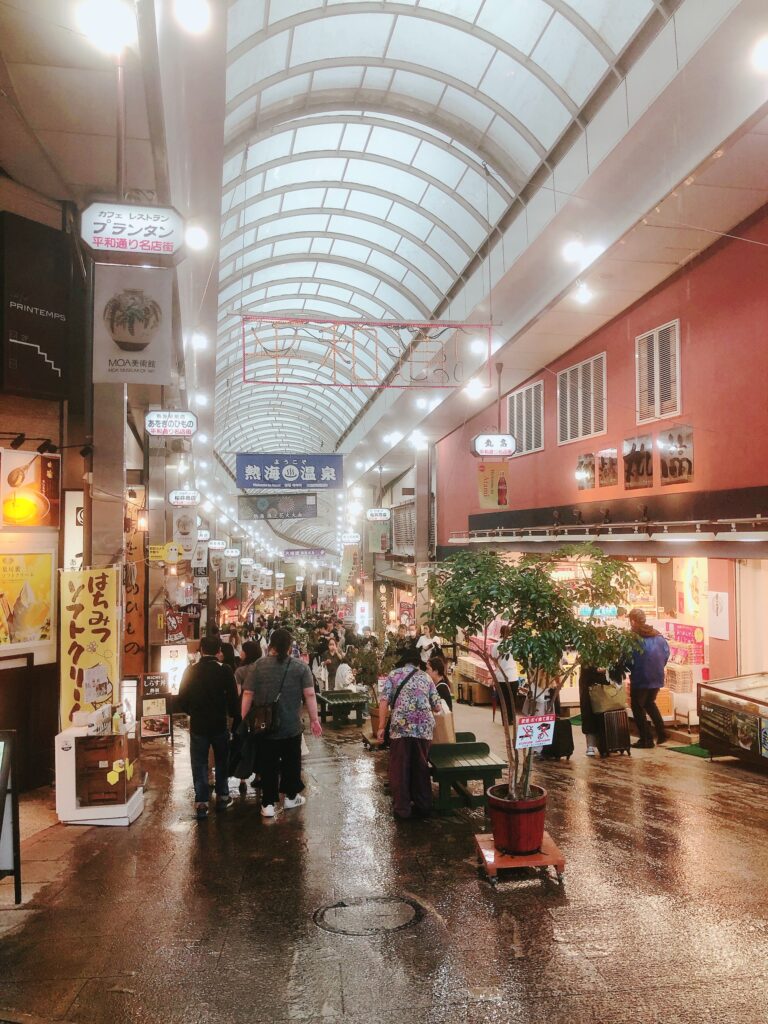 平日で天気は雨なのに、すごく混んでます