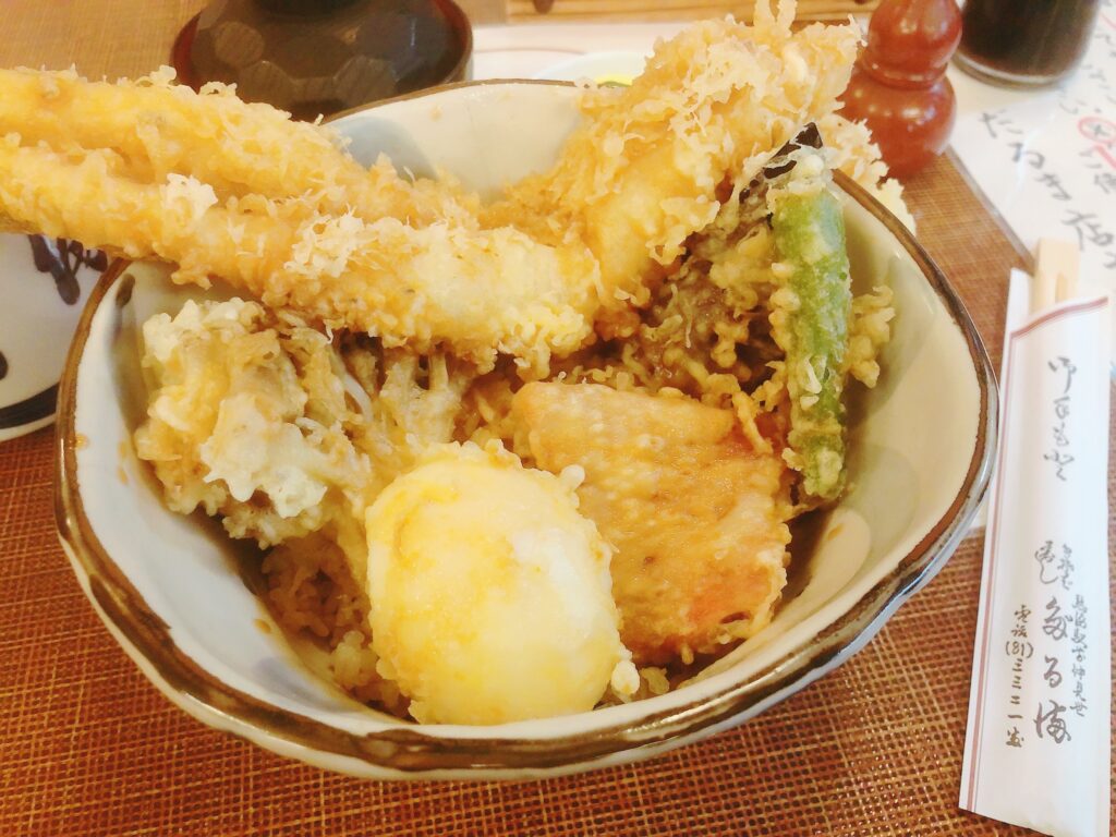 １日３０食限定「だるま天丼」
大きなあなご、金目鯛、舞茸、ししとう、ナス、半熟卵