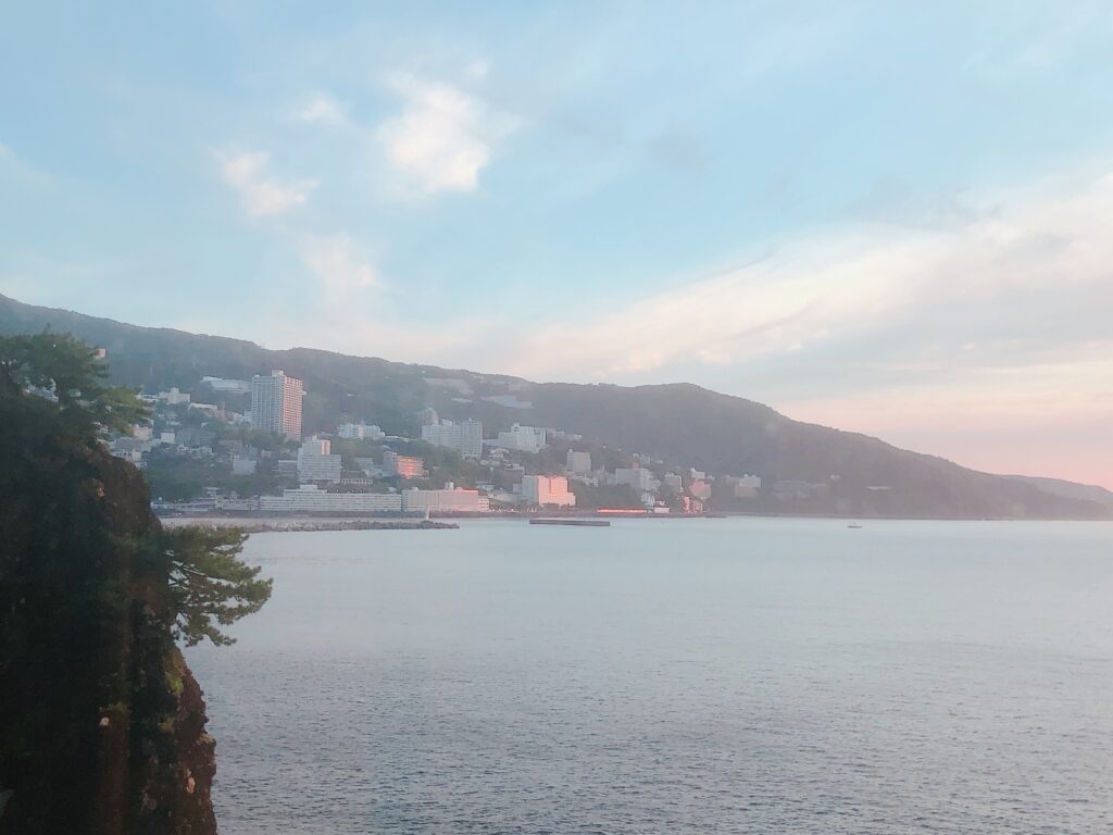 海岸沿いのホテルも赤く照らされています
少し豪華に沼津・熱海旅行を楽しむことができました