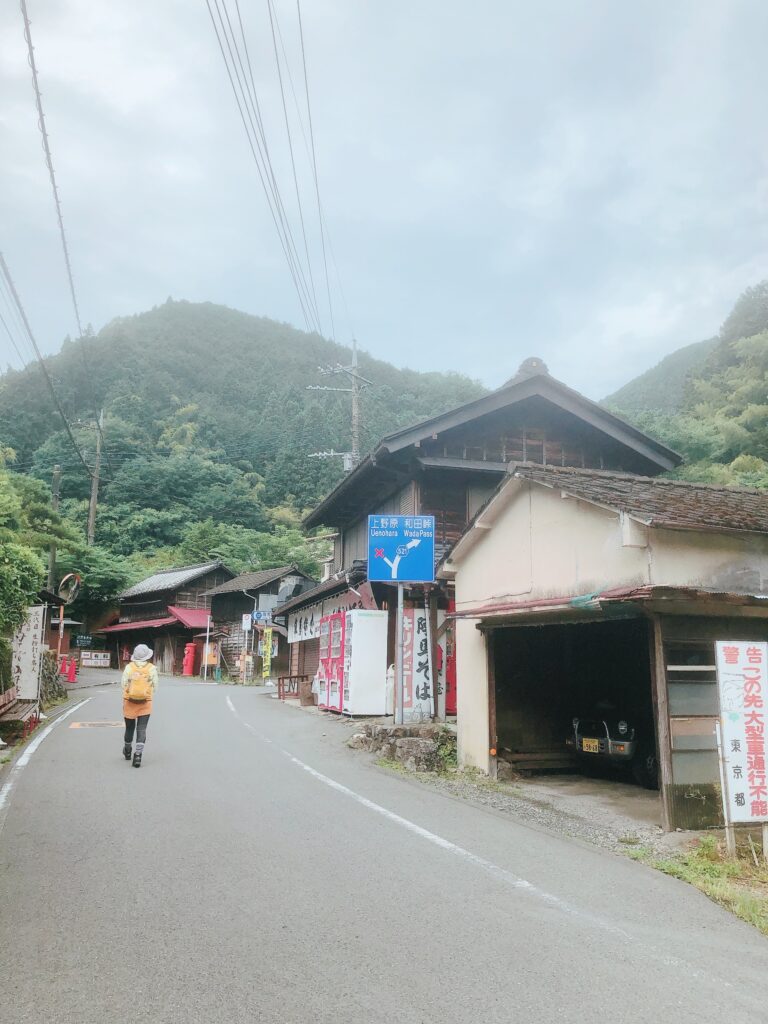 陣馬高原下バス停を出発