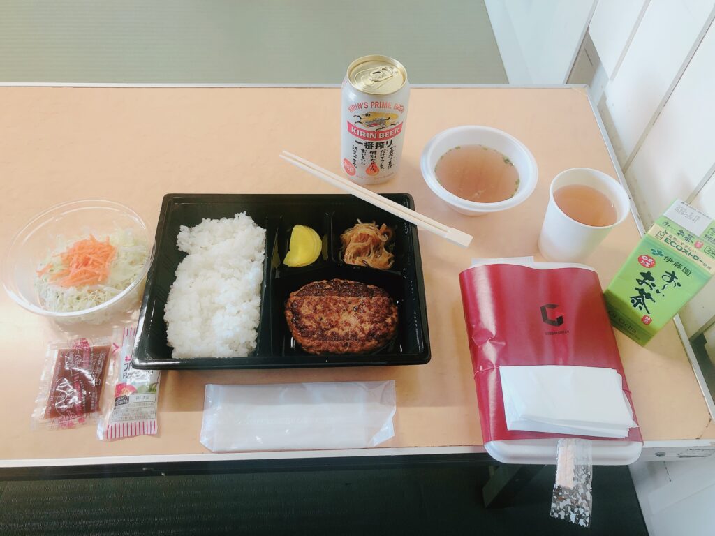 晩御飯のハンバーグが美味しかった
朝食の弁当ももらいました