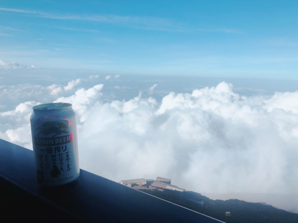 雲海を眺めながらのビールが最高