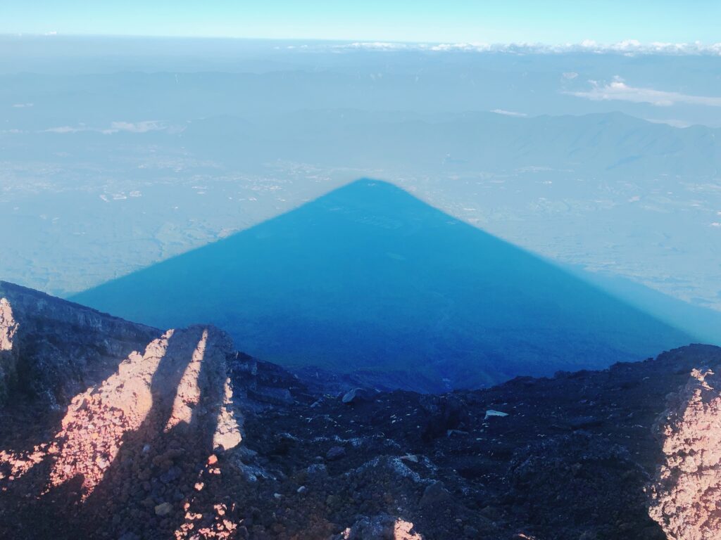 富士山の影