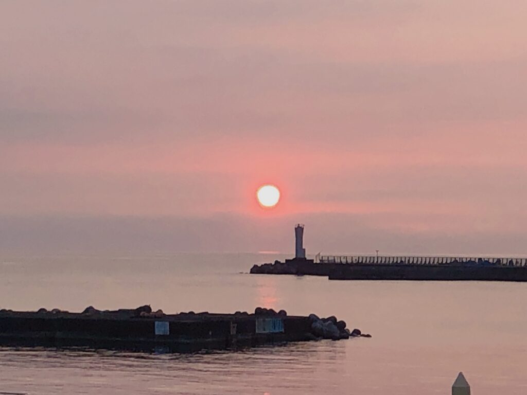 太陽と灯台と海