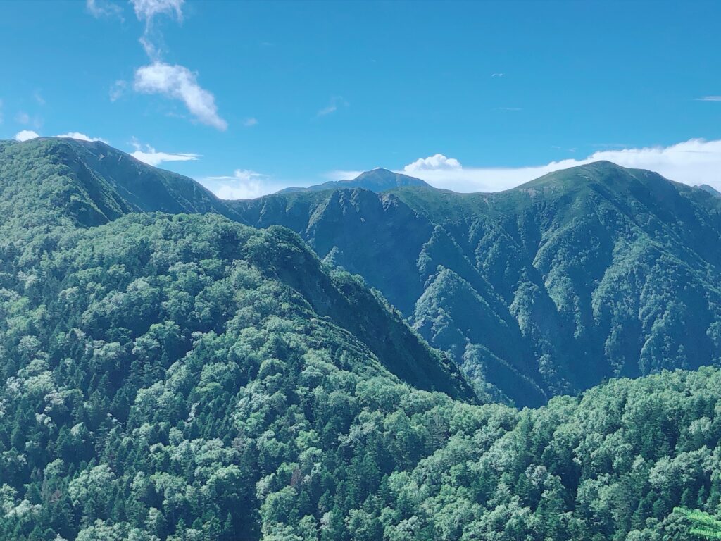 荒川岳まで続く稜線が綺麗です（たぶん真ん中奥が悪沢岳、右が前岳）