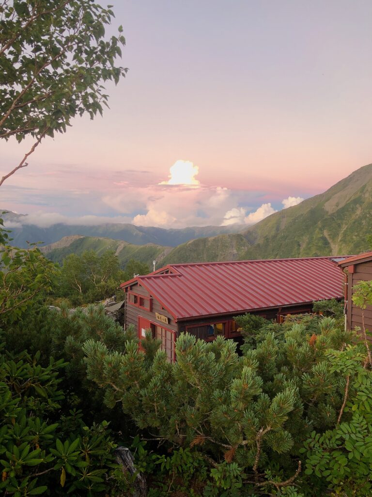 小屋の少し上にある山道からの景色がよかったです