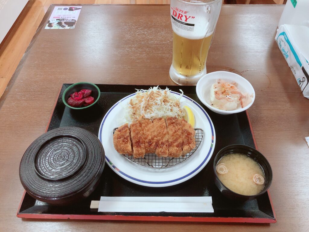 いつもの特大生ビールとロースカツ定食