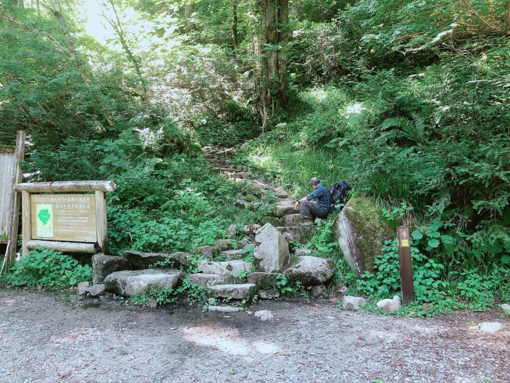 急登の笠新道登山口を通過します