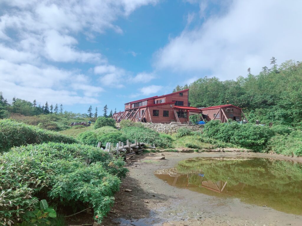 鏡平山荘を通過