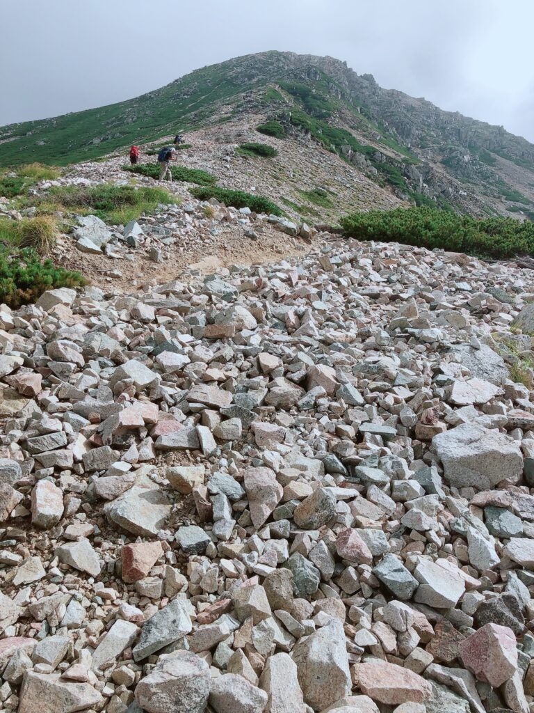 鷲羽岳へ登っていきます