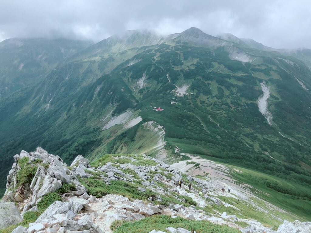 鷲羽岳を下山します
三俣山荘とその先に三俣蓮華岳も顔をだしました