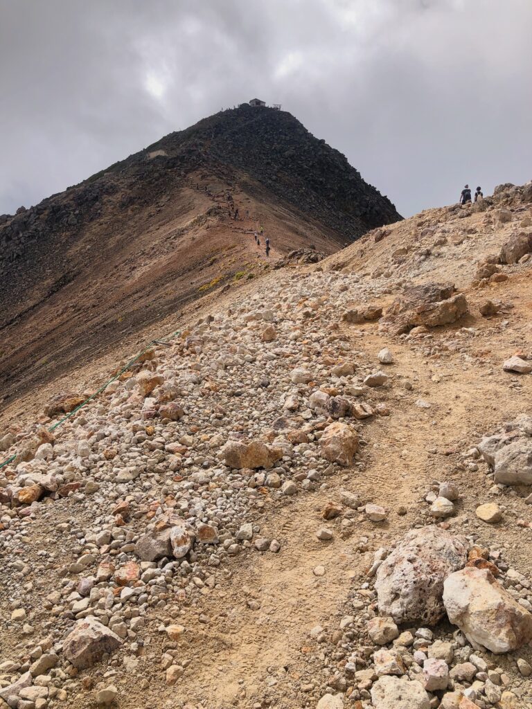 山頂まであと少し
山頂にほこらが見えます