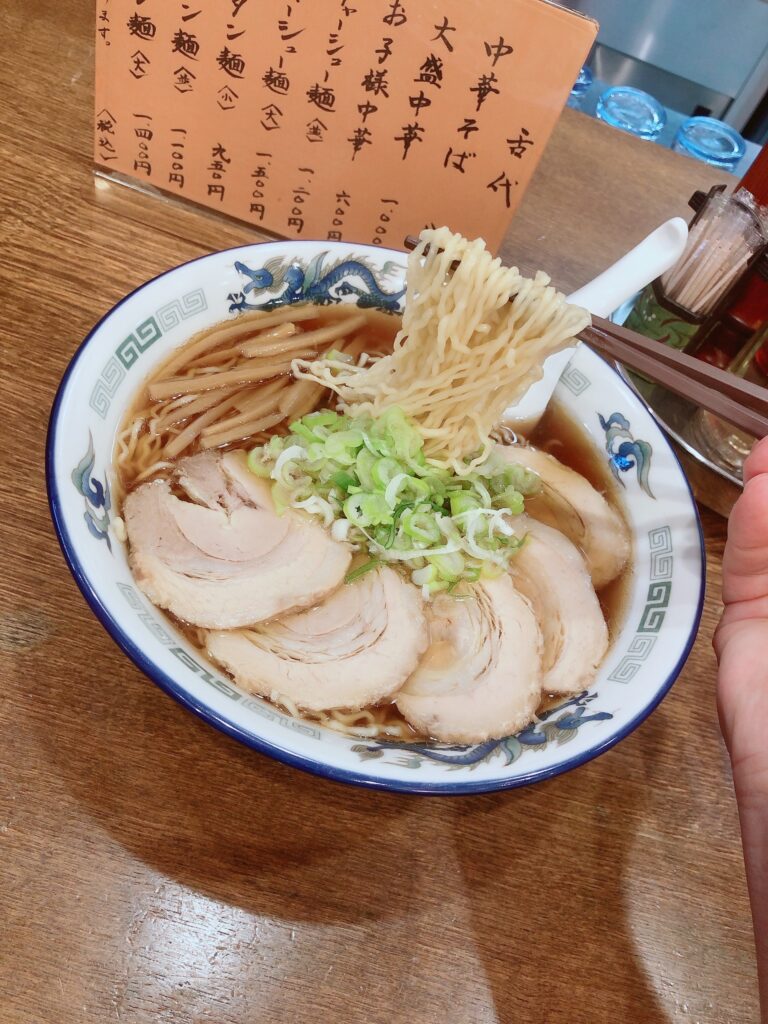 ちぢれた麵と昔懐かしい醤油スープの相性が抜群
チャーシューも美味しかった