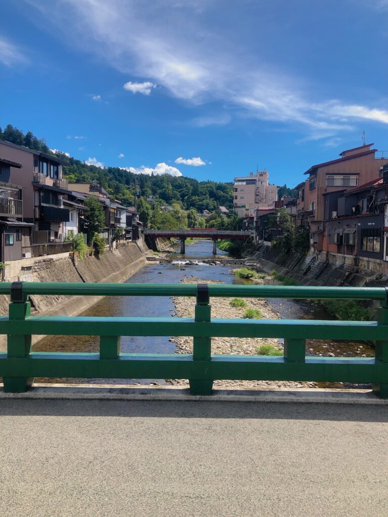 宮川を渡ったエリアが古い町並みになります