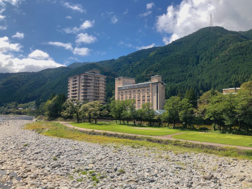 宿泊した「水明館」です