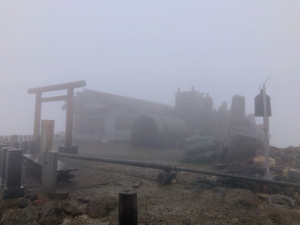 暴風雨のためすぐ下山します