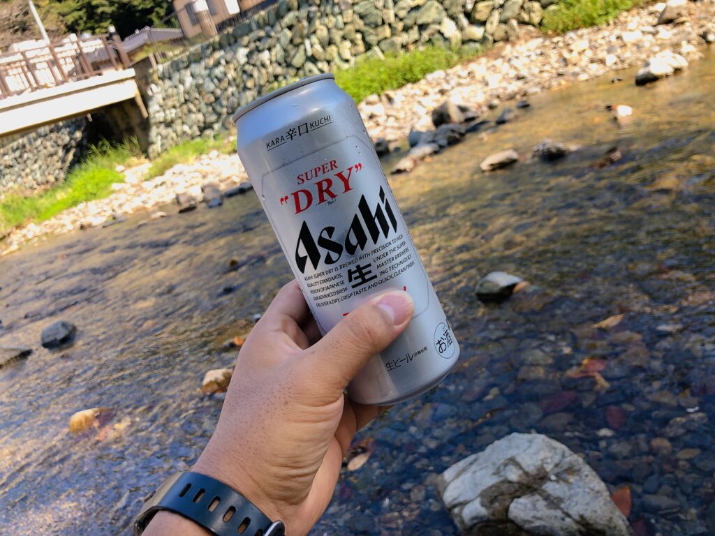 下山してからのビール🍺
川辺でのんびり