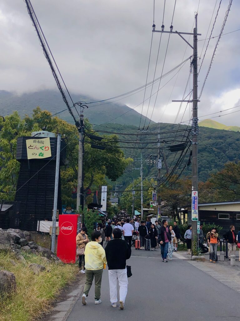 湯の坪街道に来ました
道が人で埋め尽くされていますね