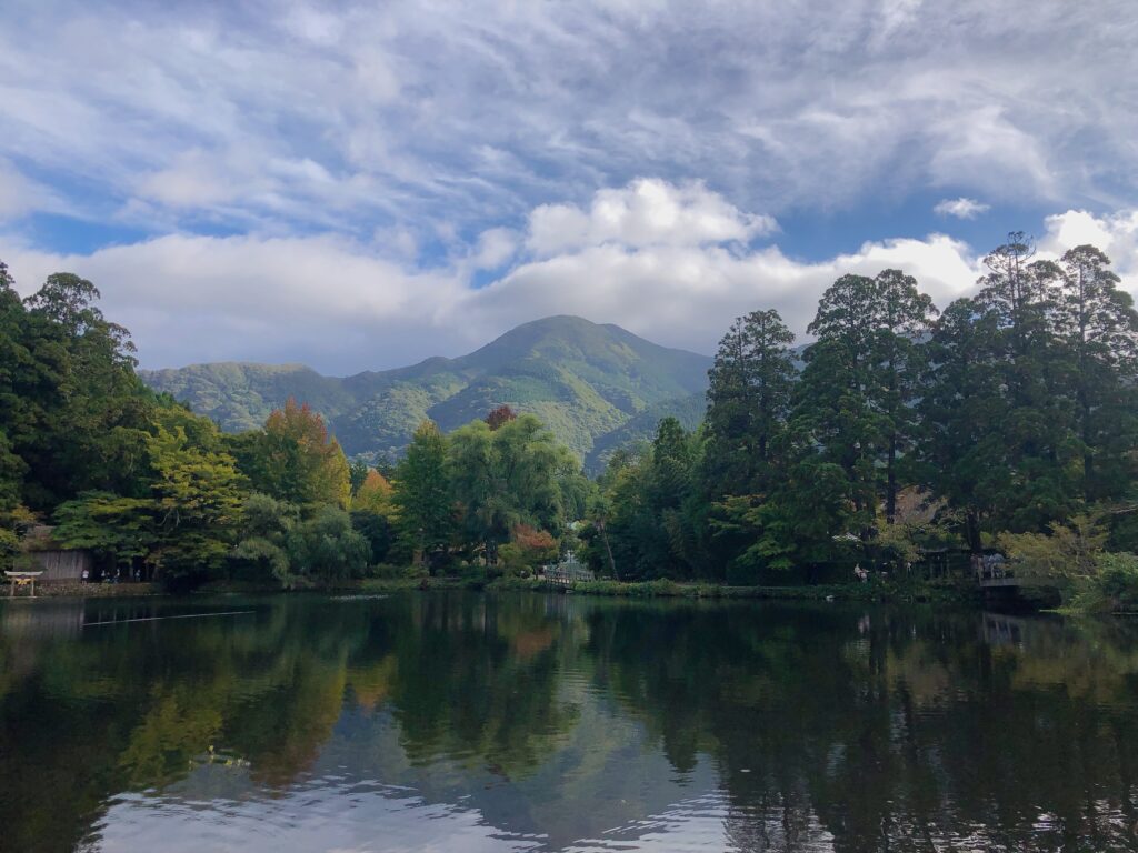 湖面に映る逆さの山々がとても美しい