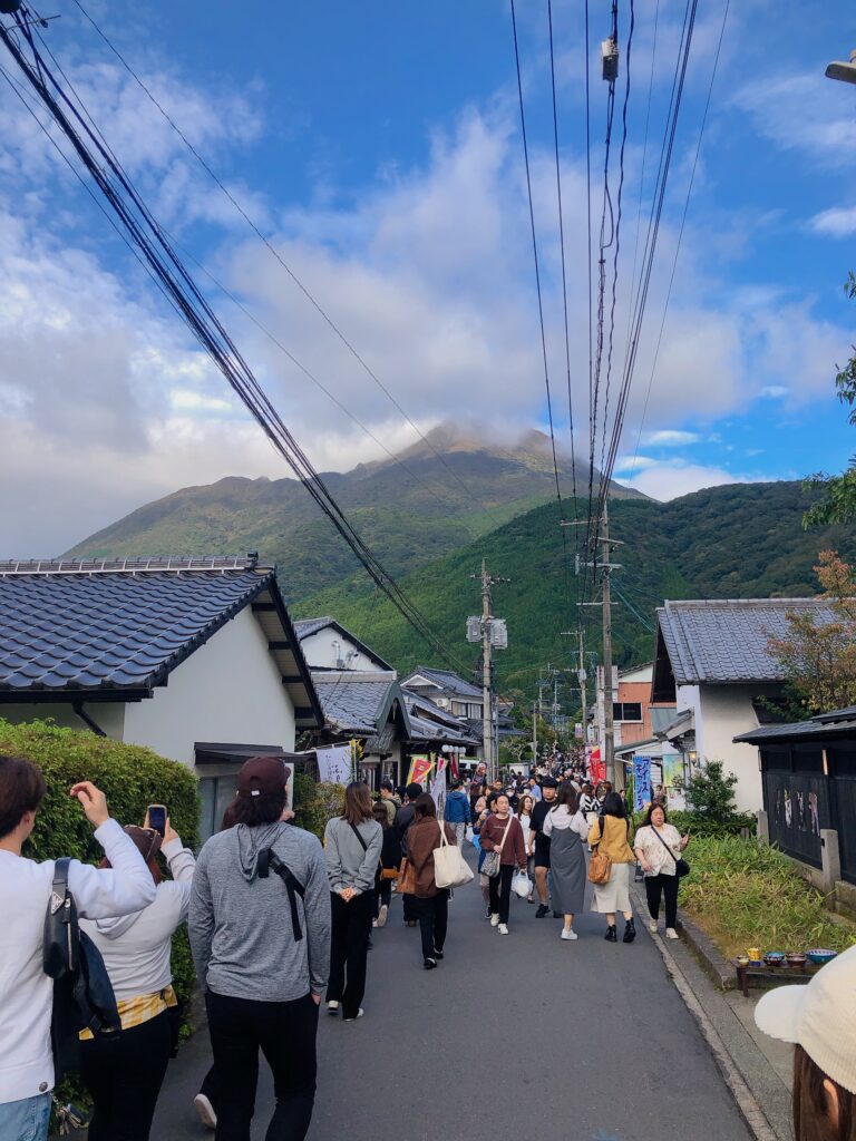 由布岳が近くなってきました
この道も人がいっぱい