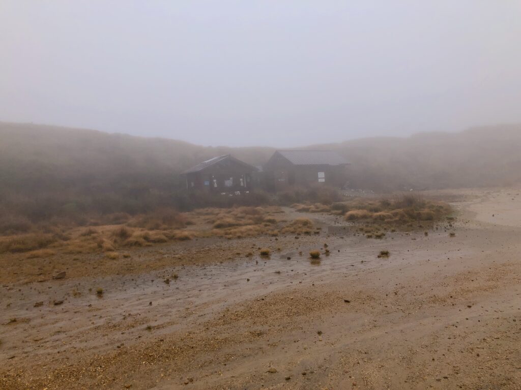 広く開けた場所に避難小屋があります
下山時に休憩させてもらいました