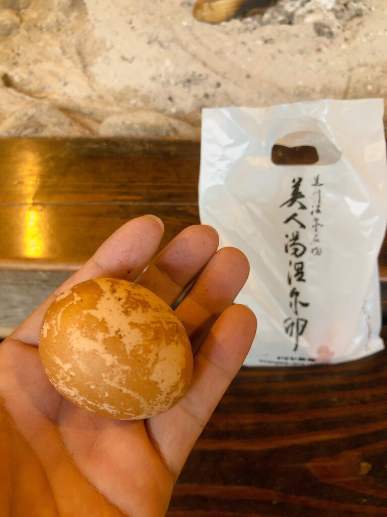 温泉たまご（100円）を購入
囲炉裏の休憩室で食べました