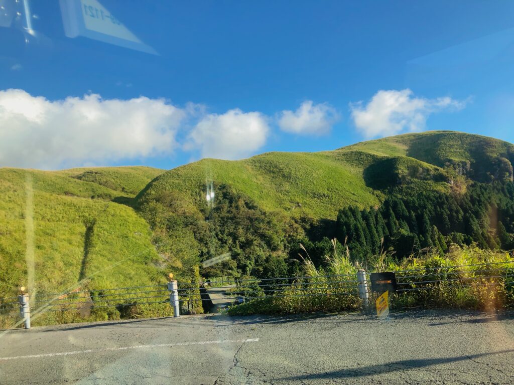 山の緑が鮮やかですね