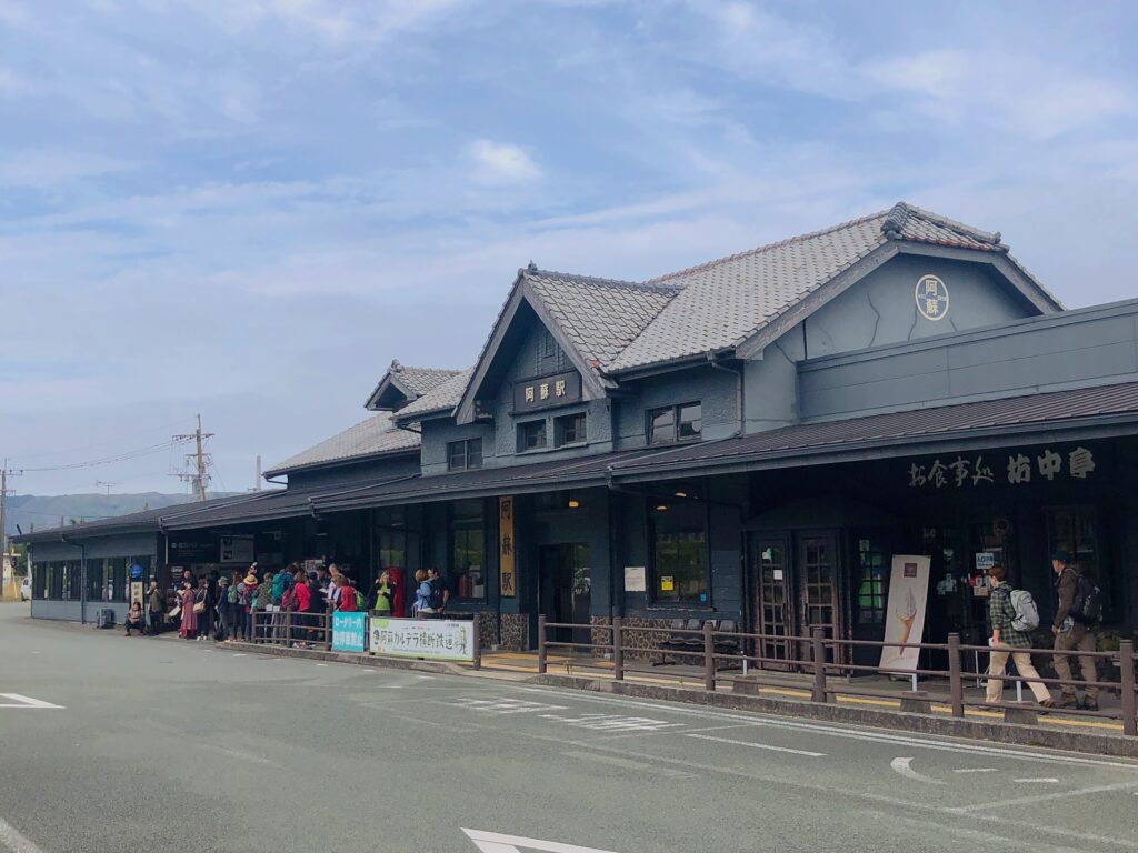 阿蘇駅前にバス停があります
結構並んでますね