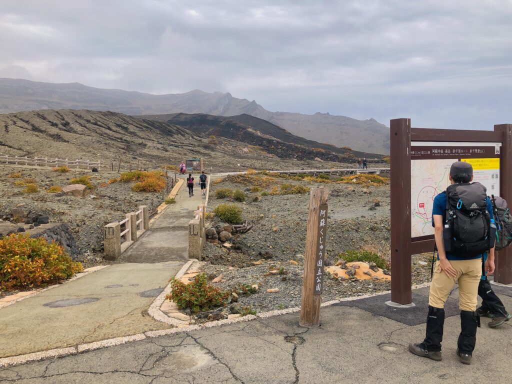 登山道に入っていきます