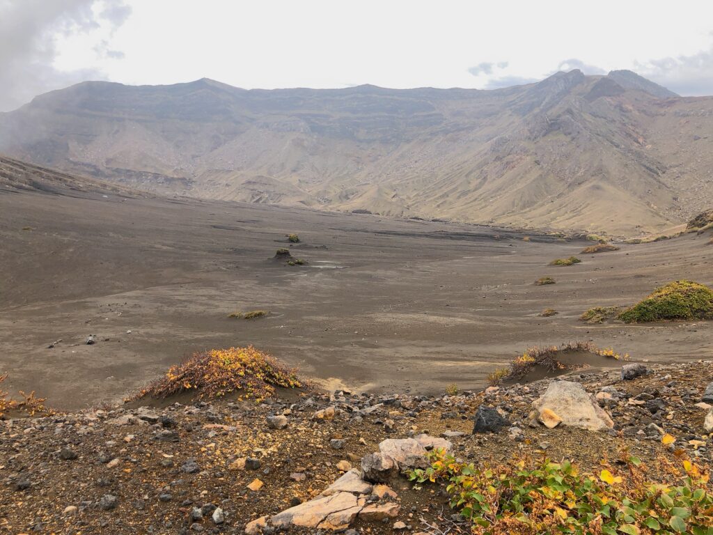 南岳（右側）から中岳（左側）までは、まっすぐな稜線が続きます