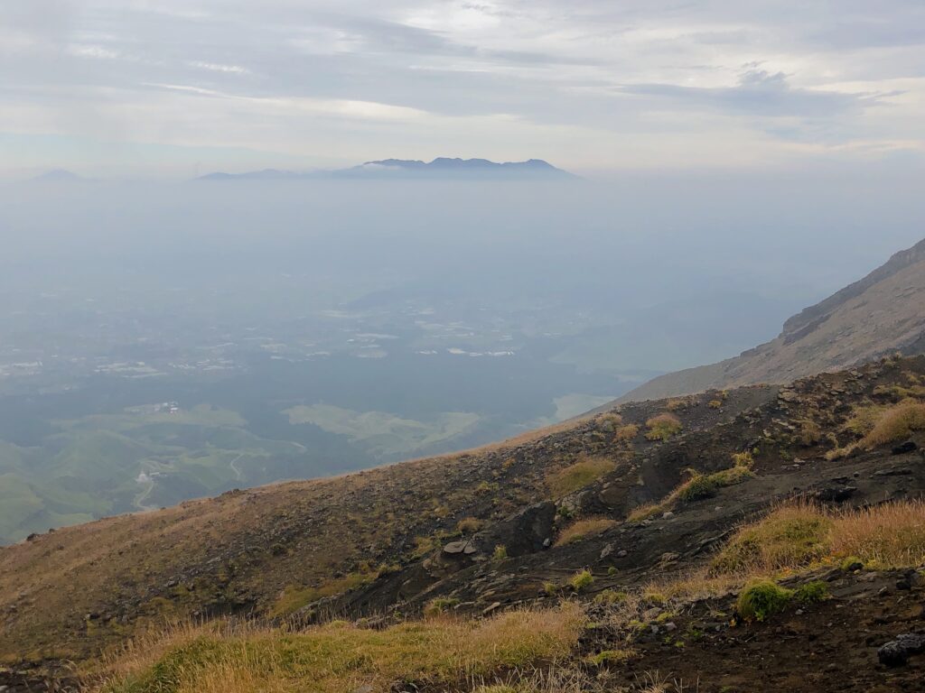 先日登ったくじゅう連山が雲海の上に見えます