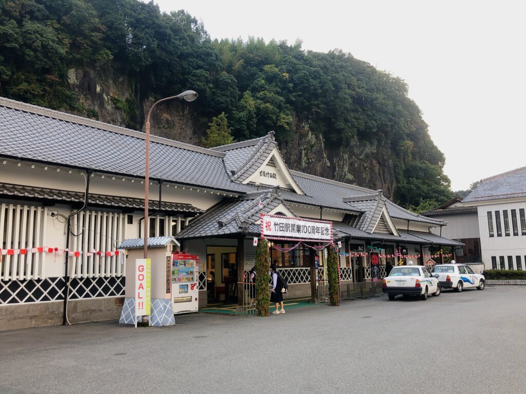 豊後竹田（ぶんごたけた）駅から「カモシカ号」で登山口に向かいます