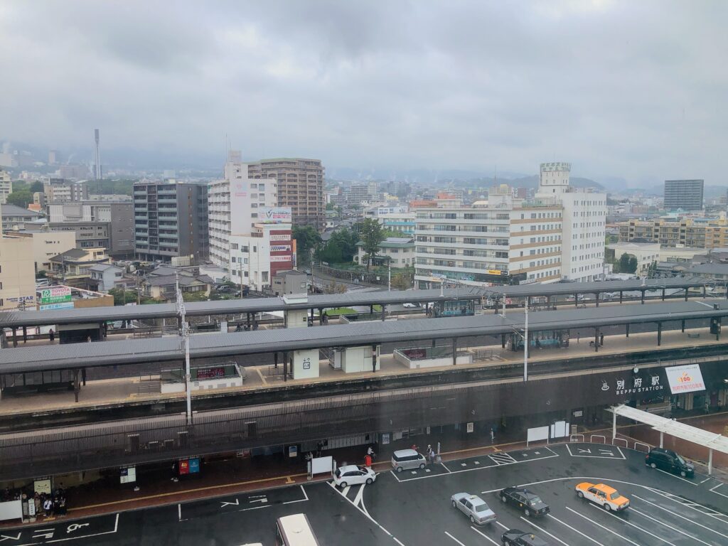 宿泊した「ホテルシーウェーブ別府」の部屋から撮影
別府駅と街並みを見渡せます
遠くには温泉の煙がいくつも上がっているが見えます