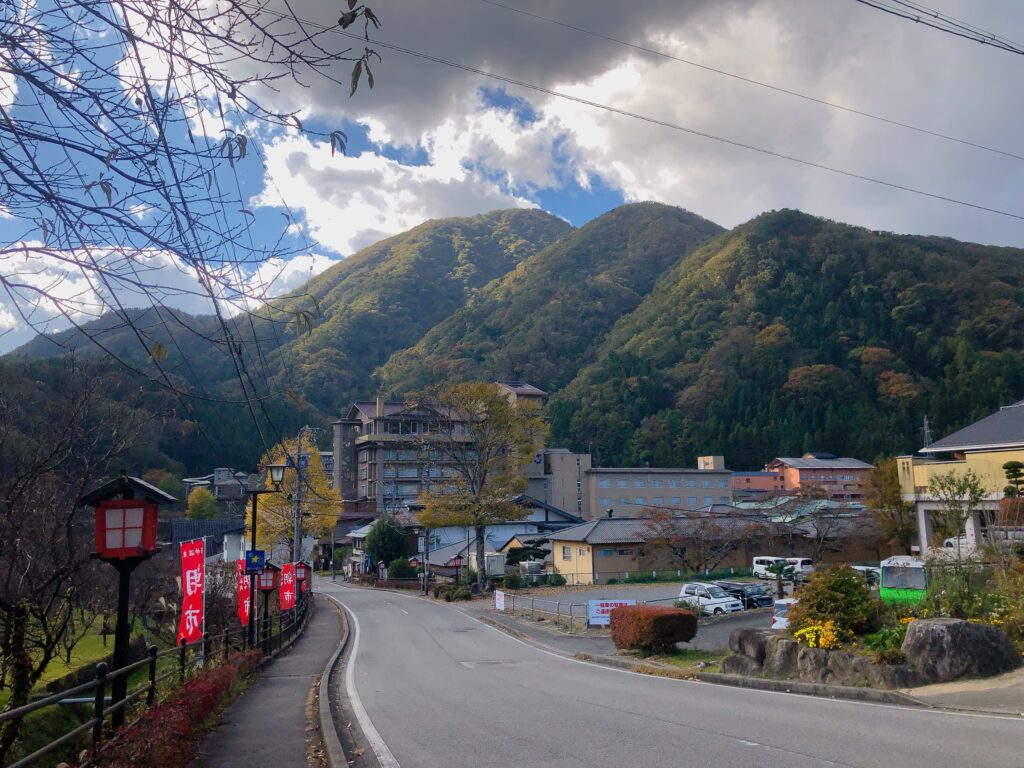 お昼を食べに朝市のほうへ歩いていきます