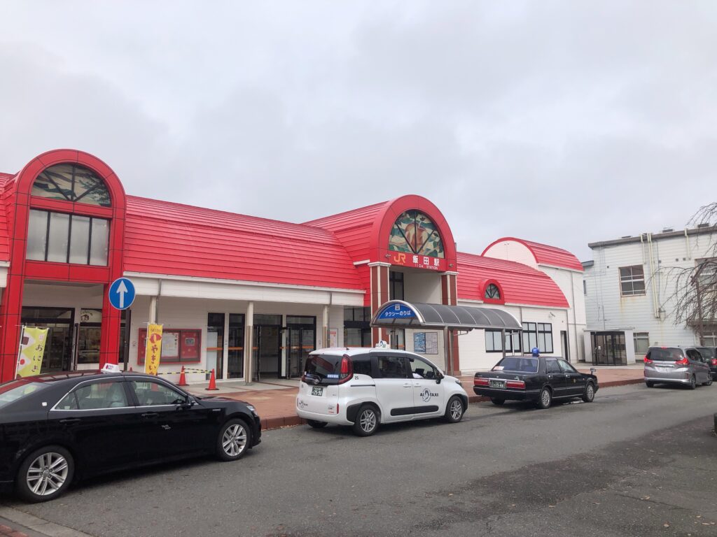 飯田駅を出発します