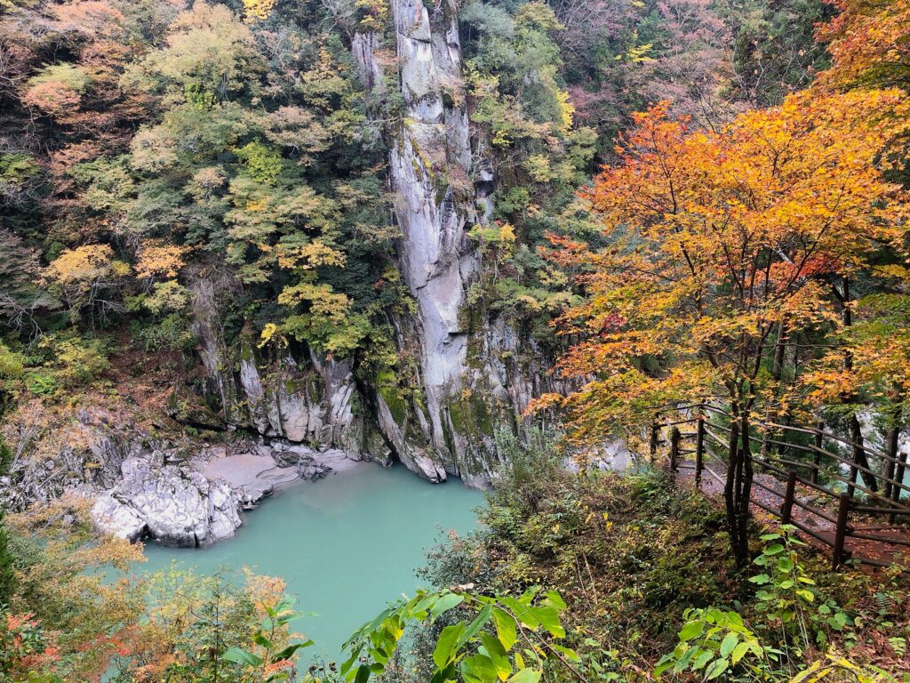 龍角峯（りゅうかくほう）まできました
真ん中にある大きな岩が龍角峯です