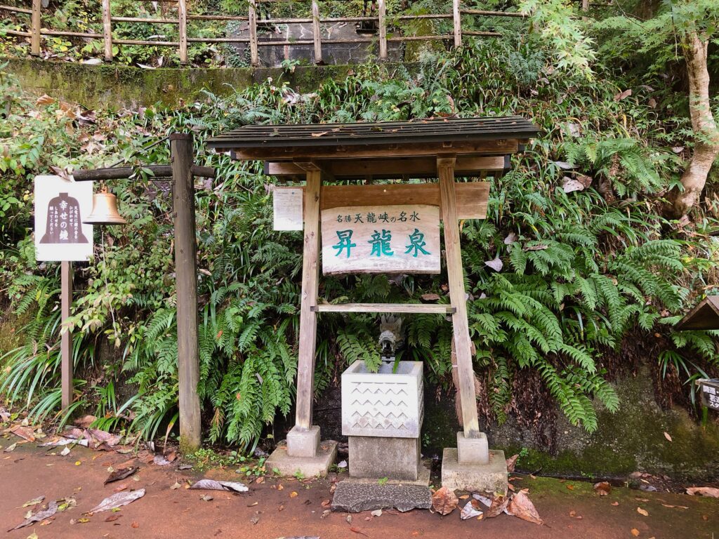 幸せの鐘を鳴らして龍神様に幸せを願います
かなり大きな音が鳴るのでびっくりします