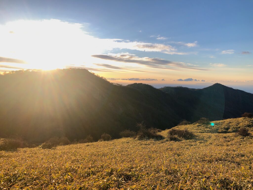 振り返ると丹沢山から太陽が昇ってきました