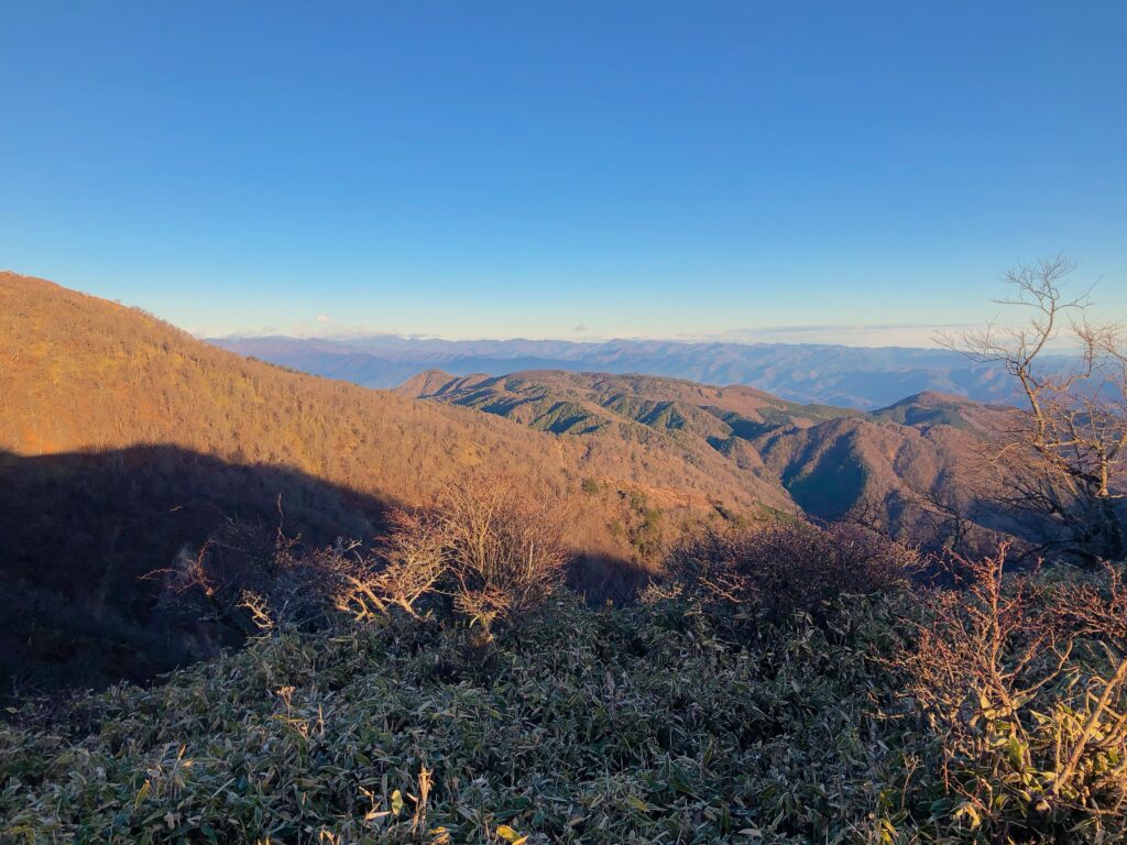 正面奥に雲取山