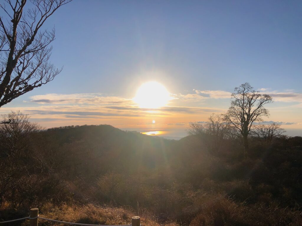 相模湾に映る大きな太陽