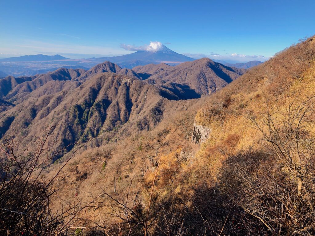 前回歩いた檜洞丸（ひのきぼらまる）までの稜線