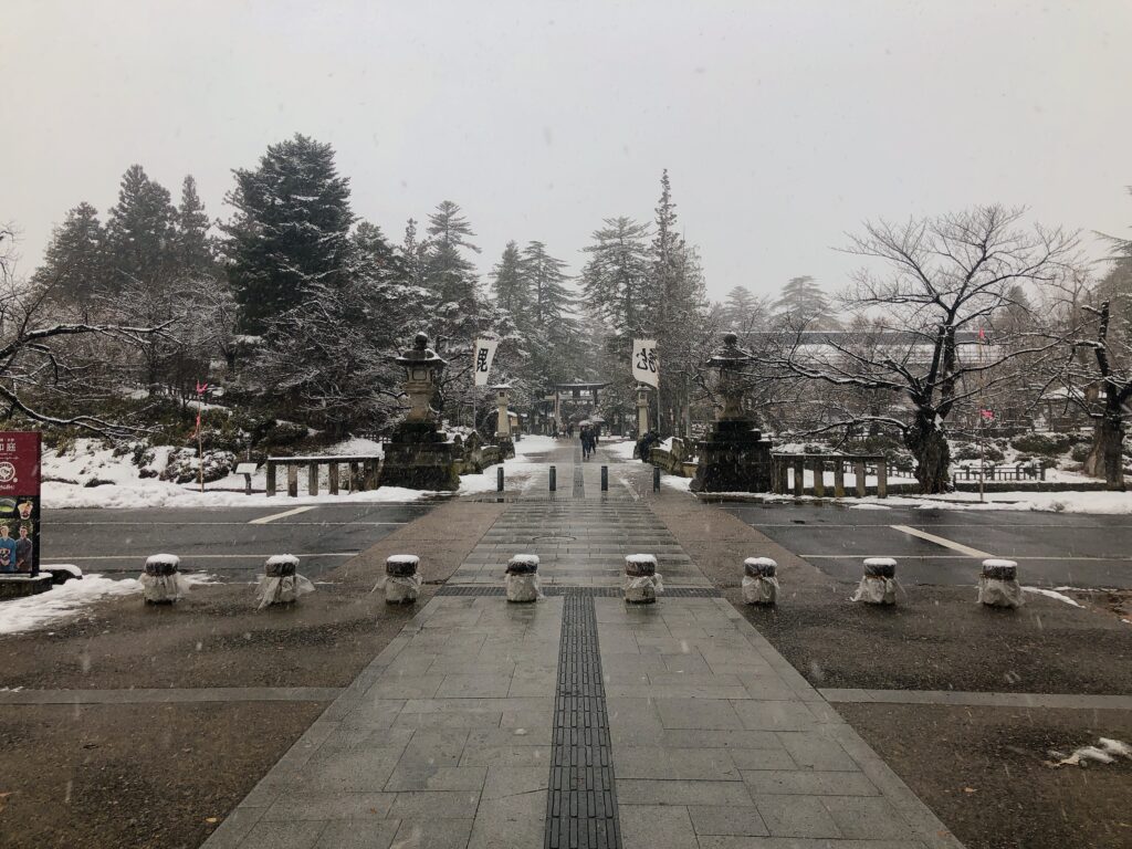 上杉神社まで歩いてきました
駅から徒歩30分ほどです