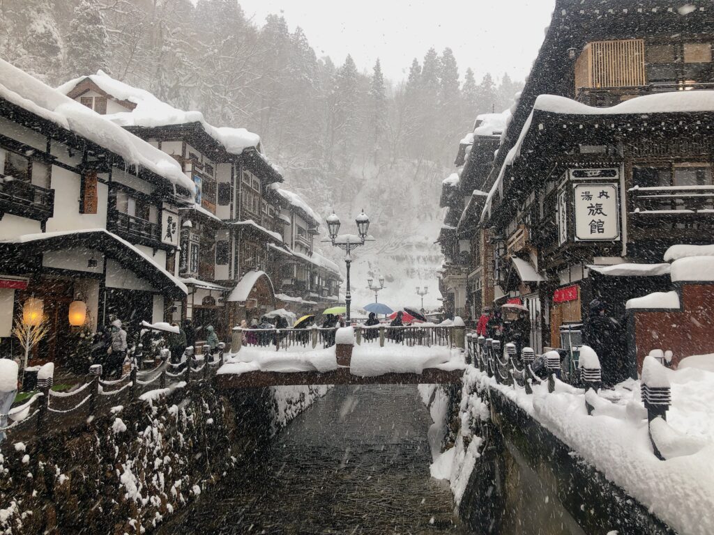 川を挟んで素敵な旅館が立ち並んでいます